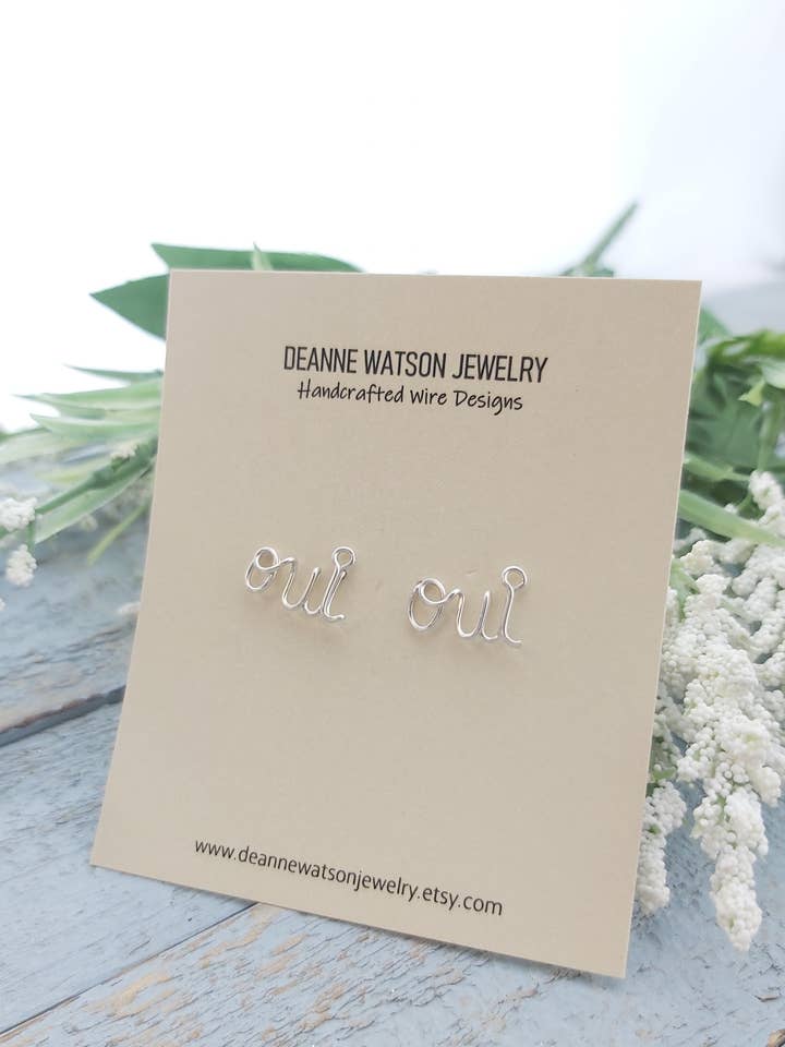Brincos Oui, brincos de palavra de arame por atacado de Deanne Watson Jewelry