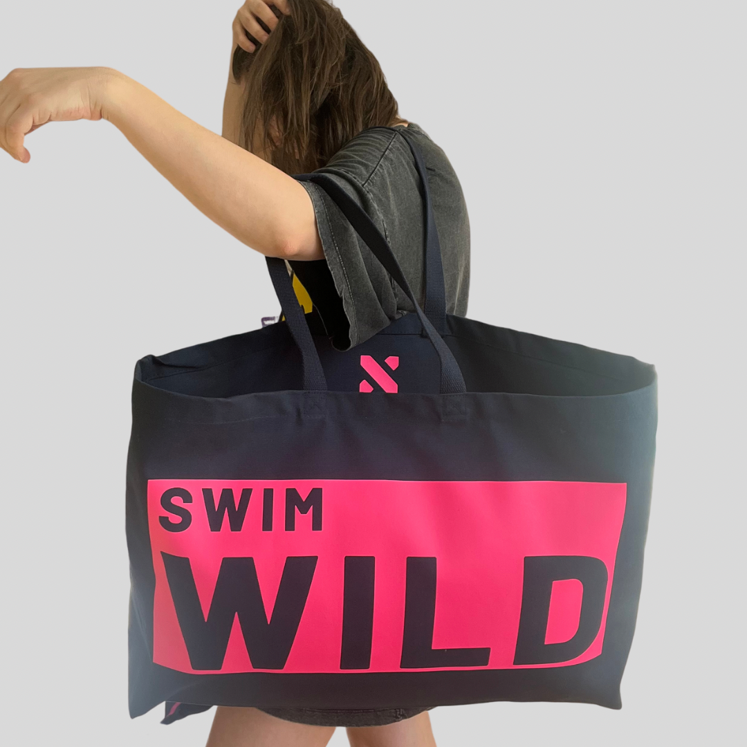 the Cornish studio – Engroshandel Tote bag - Dame – Swim Wild stor taske i marineblå/neon pink2