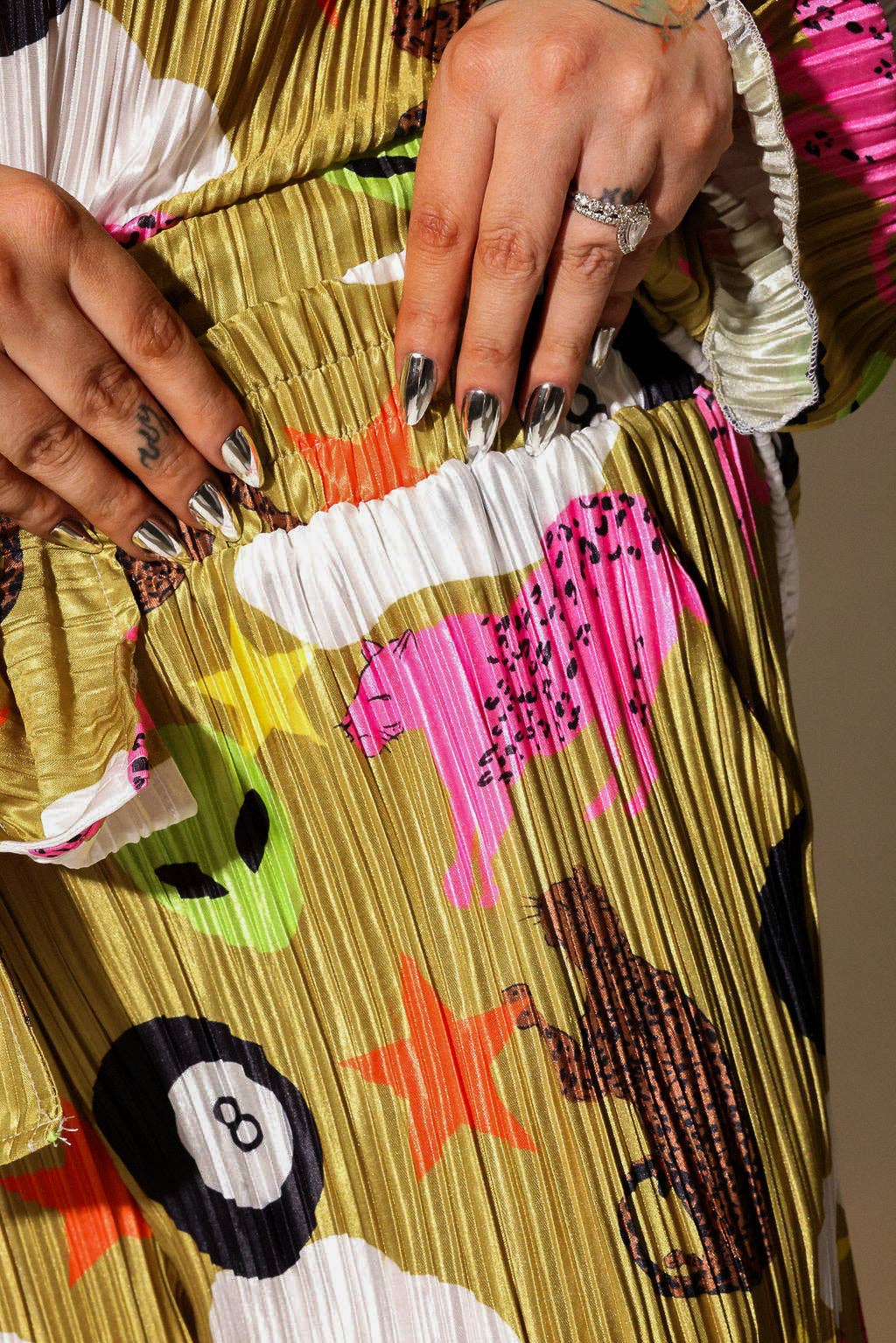 Burnt Toast – Engroshandel Bukser - Dame – Vi kommer i fred Alien Plissé sæt **PÅ LAGER IGEN**3