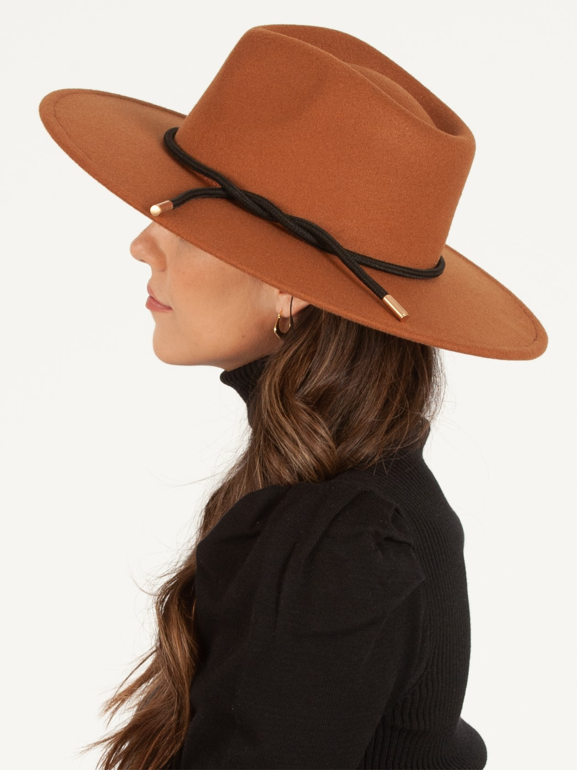 Lucca Couture – Fedora - Mulher por atacado – Chapéu de feltro vegano para mulher estilo rancher com ponta dourada e cordão preto4