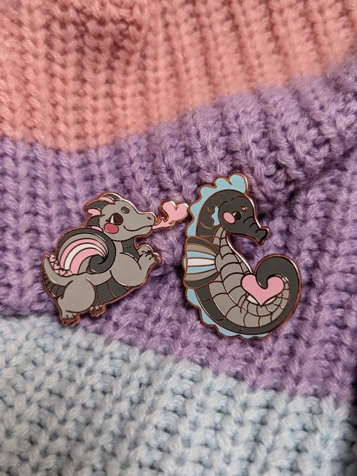 Demigender emaille pinnen voor wholesale door Killing Her Softly