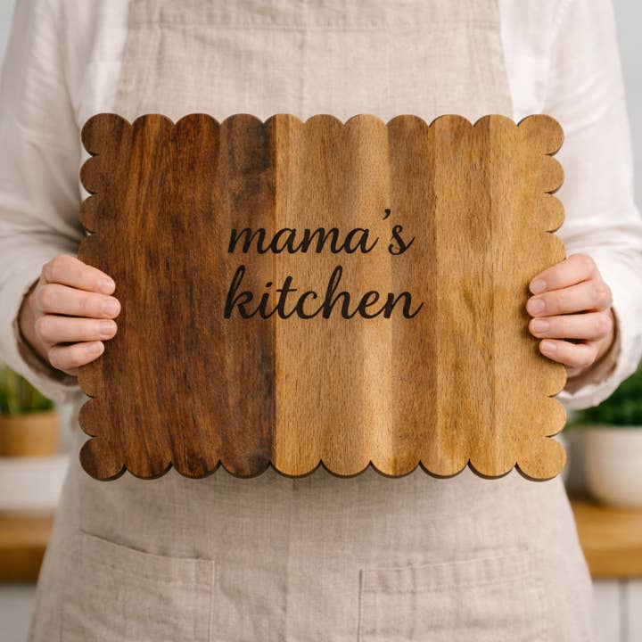 Planche de charcuterie en bois ondulé rustique de style ferme pour la cuisine pour la vente par Pagel & Sons