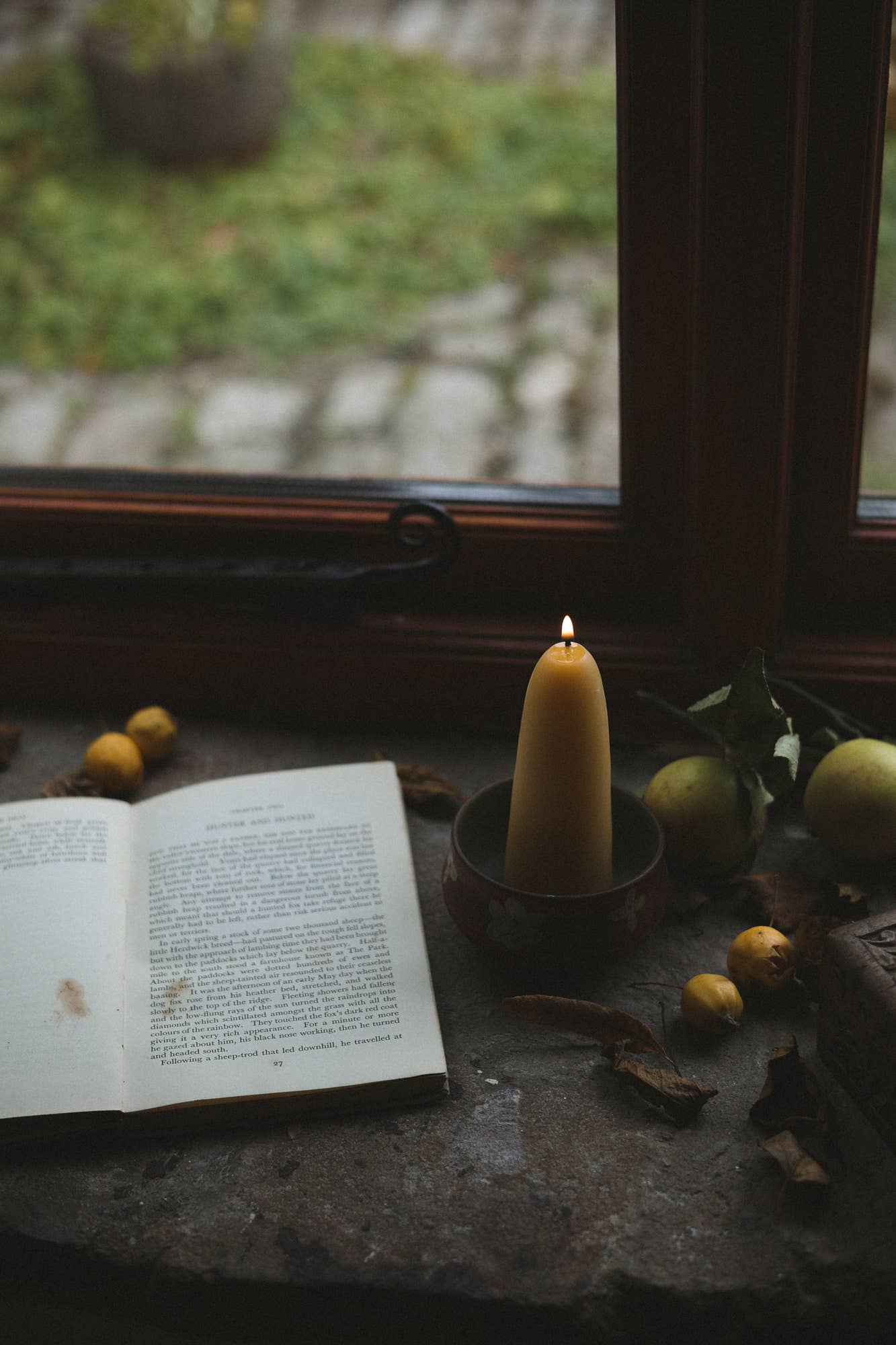 Folklore Artisan Beeswax & Home Fragrance - Vente Bougies/bougeoirs coniques - Bougies en cire d'abeille trempées à la main, Toffee doré (paire de 5")2