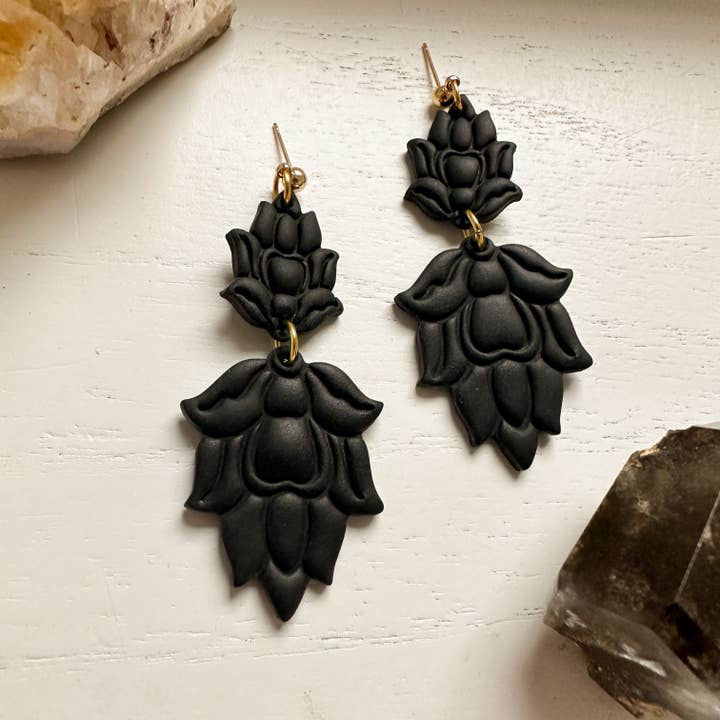 Schwarze Blumenohrringe, Boho-Ohrhänger, trendiger Ohrring für den Großhandel von Amber Rae Studio