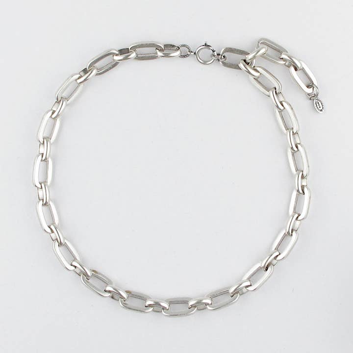 Collier en argent à maillons rectangulaires pour la vente par La Vie Parisienne