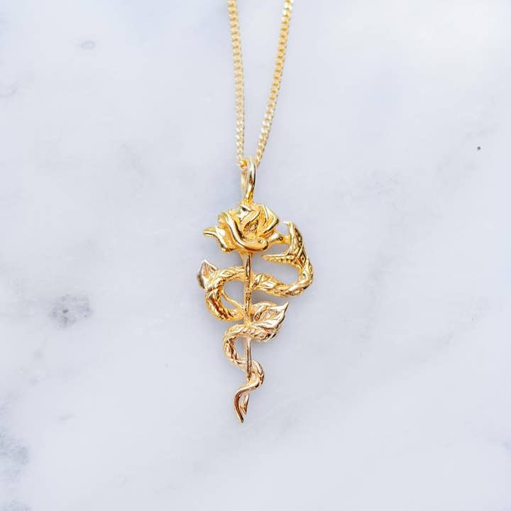 Ciondolo a forma di serpente e rosa, placcato oro 24 carati per la vendita all'ingrosso da parte di JewelryLab