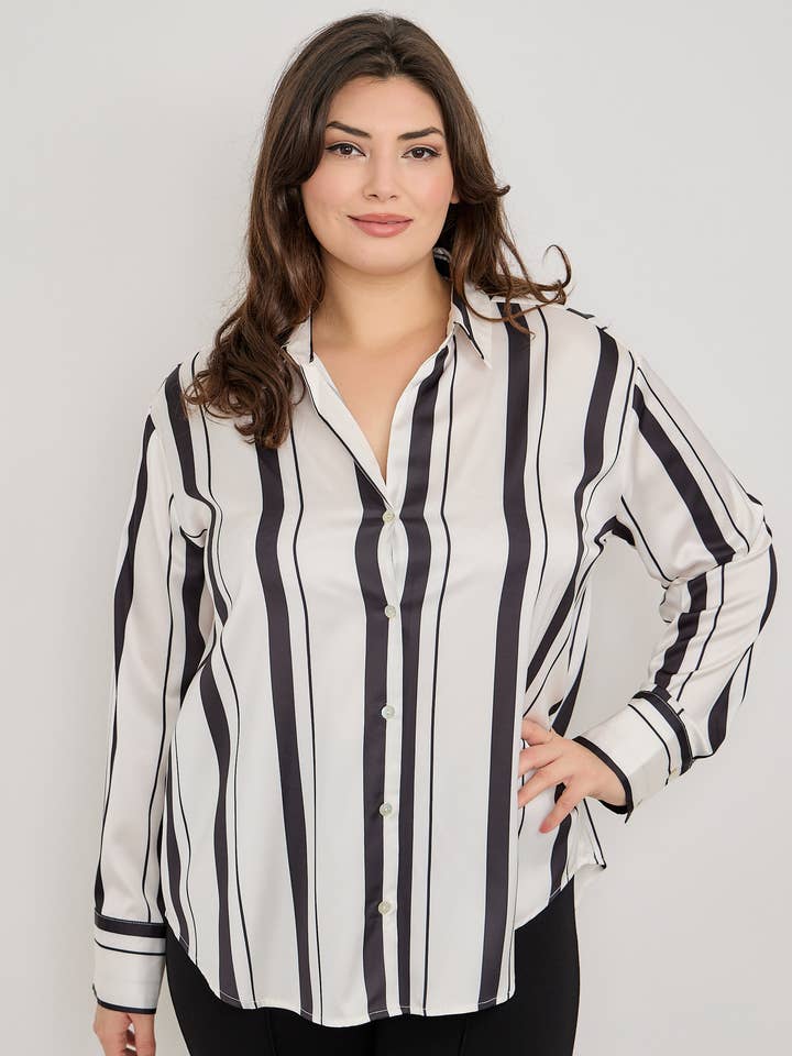 Blouse à rayures verticales grande taille avec boutons SU2725-T pour la vente par Haute Fox Plus Size & Contemporary