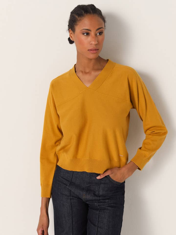 V&LUCCHINO - V-hals sweater med detalje ved halsen for engroshandel hos PAUSANT SHOP ONLINE