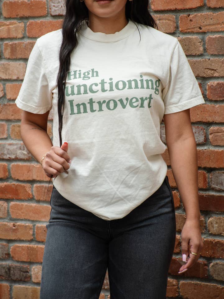 Camiseta Unisex de Introvertido de Alto Funcionamiento - Marfil para venta al por mayor de Modern Pastime