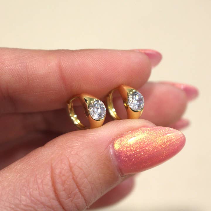 Huggie Large et Épais avec Cristaux Cz pour la vente par Sabsies Beauty