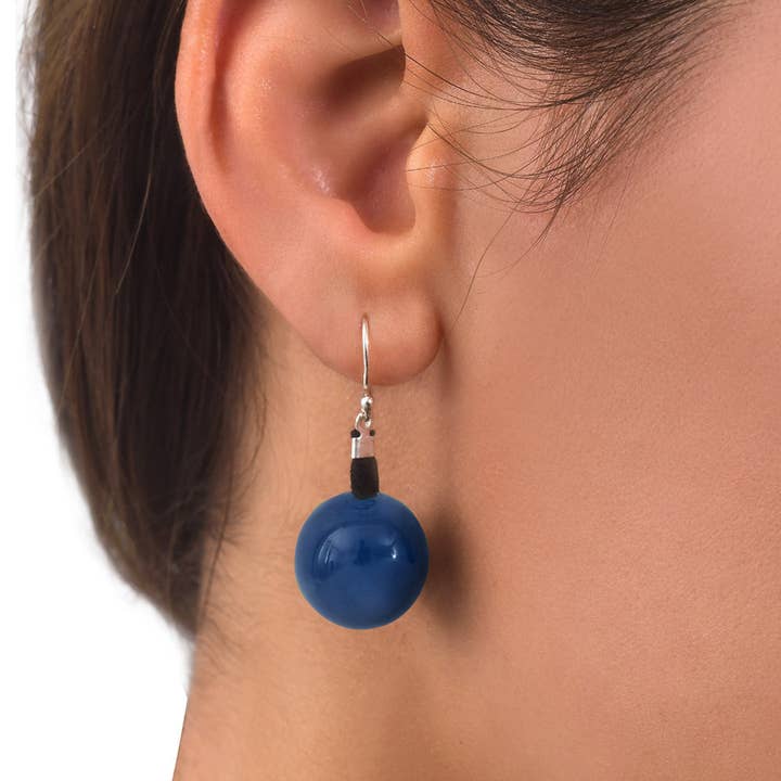 Lunasol - Wholesale Hangende/ronde oorbellen - Marineblauwe ivoorkleurige oorbellen met kersenplanten en zilveren haakjes