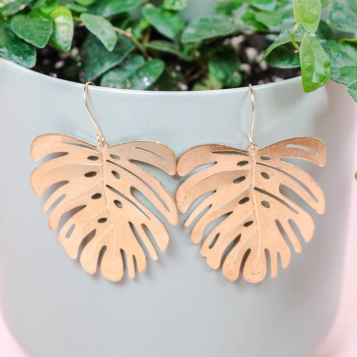 Große klassische goldene Monstera-Ohrringe zum Hängen für den Großhandel von Plant Lover
