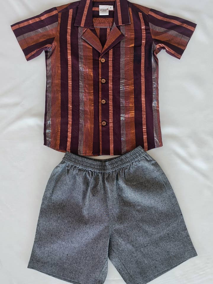 Bourgondisch meerkleurig lurex jongensshirt & zwarte chambray shortset voor wholesale door Yo Baby