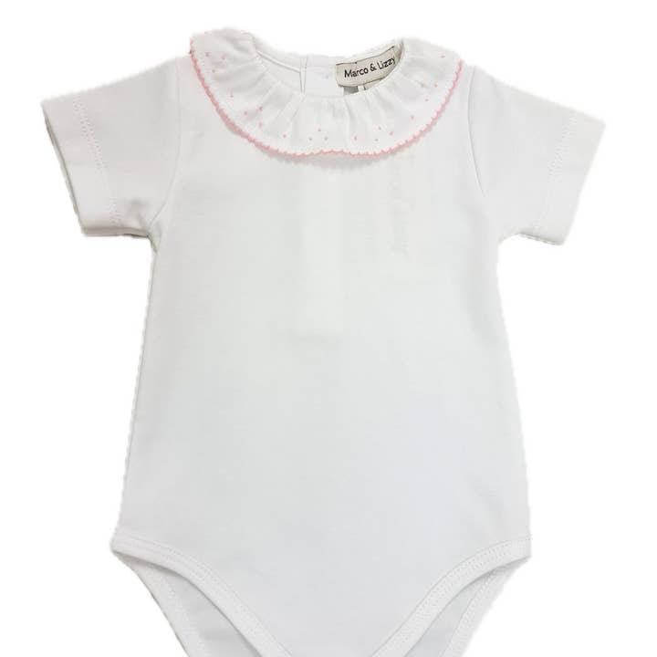 Combinaison blanche basique pour bébé avec liseré picoté rose pour la vente par Marco and Lizzy