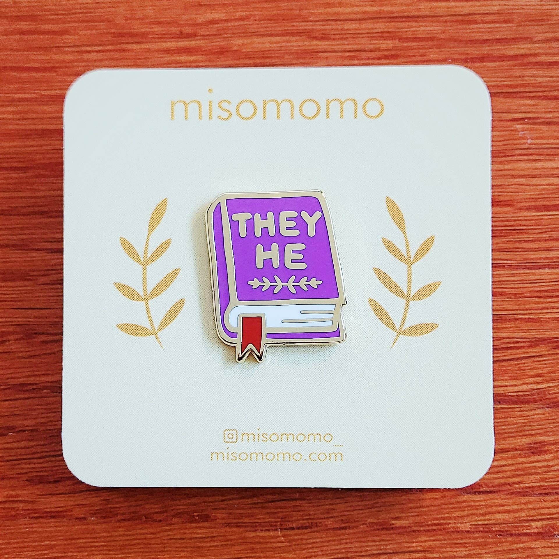 misomomo – wholesale Nål och knapp för kavajslag – Pronomen Book Pin - de/han2