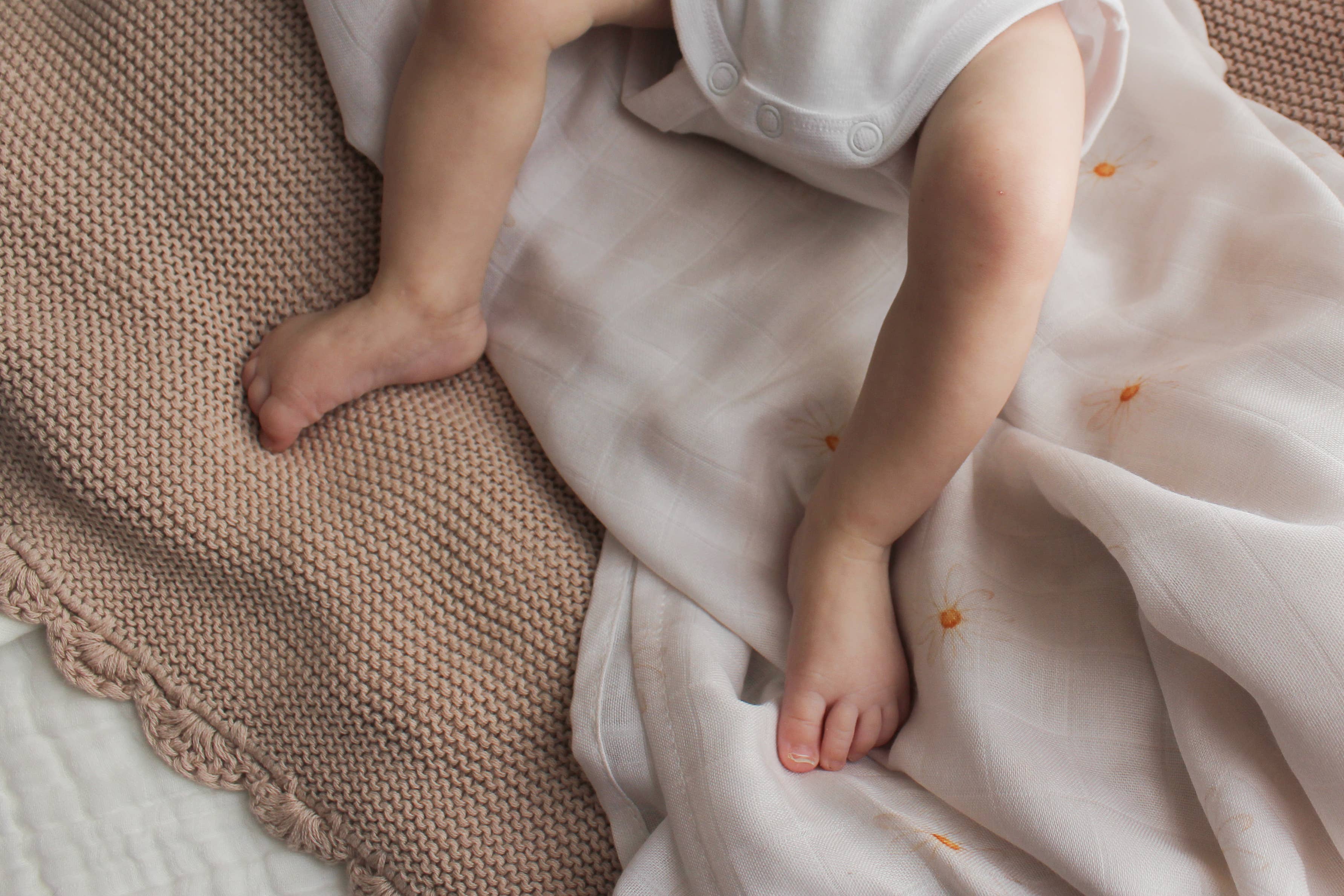 Cuddle Bug & Co – wholesale Lindning - Baby – Mini & Me Bambumuslinfilt Daisy - Utförsäljning2