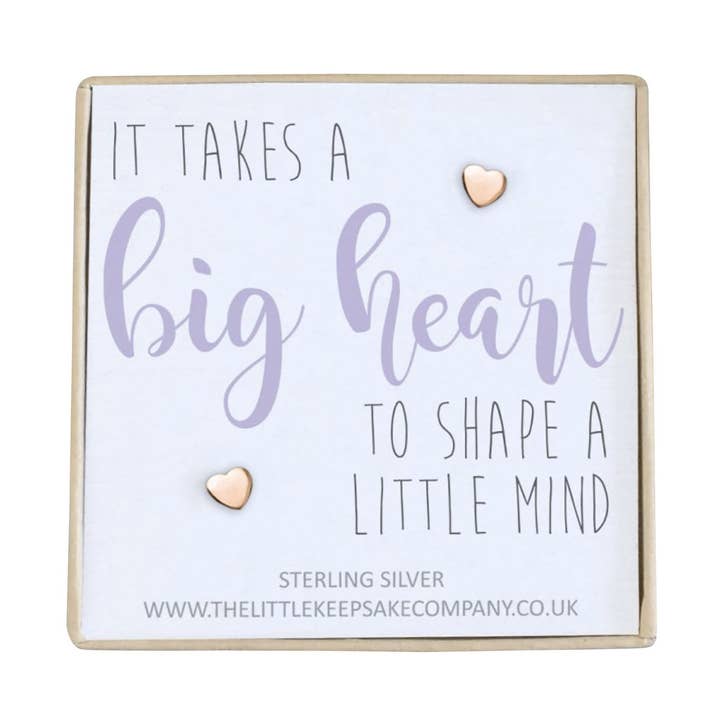 Boucles d'oreilles en or rose avec citation en vermeil — Il faut un grand cœur pour façonner un petit esprit pour la vente par The Little Keepsake Company