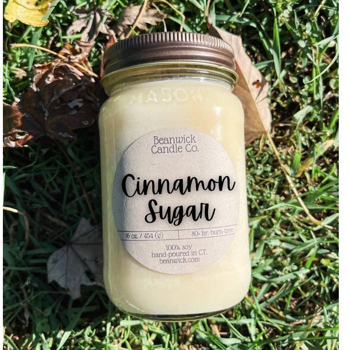 Bougie de soja au sucre de cannelle dans un pot Mason, cadeau unique pour la vente par Beanwick Candle Co.