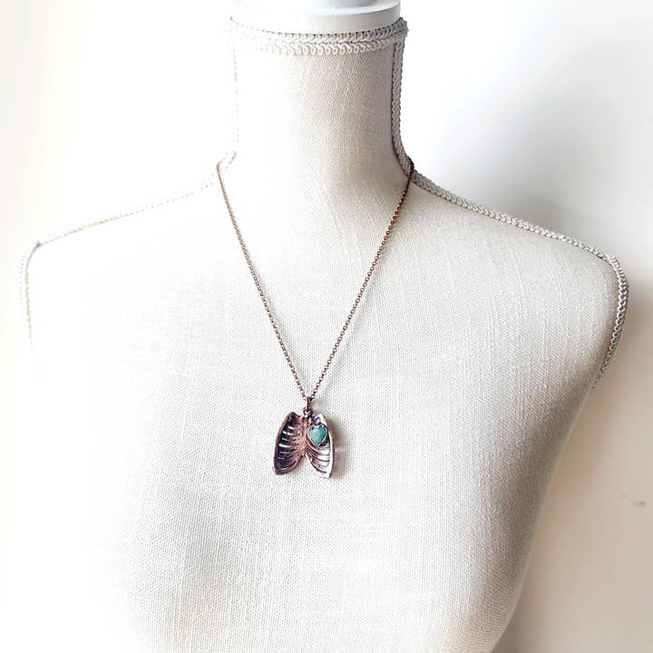 MergingMetals – Engroshandel Halskæde med vedhæng – Vogtet Kærlighed Facetteret Smaragd Halskæde / Anatomi, Ribbenbur5