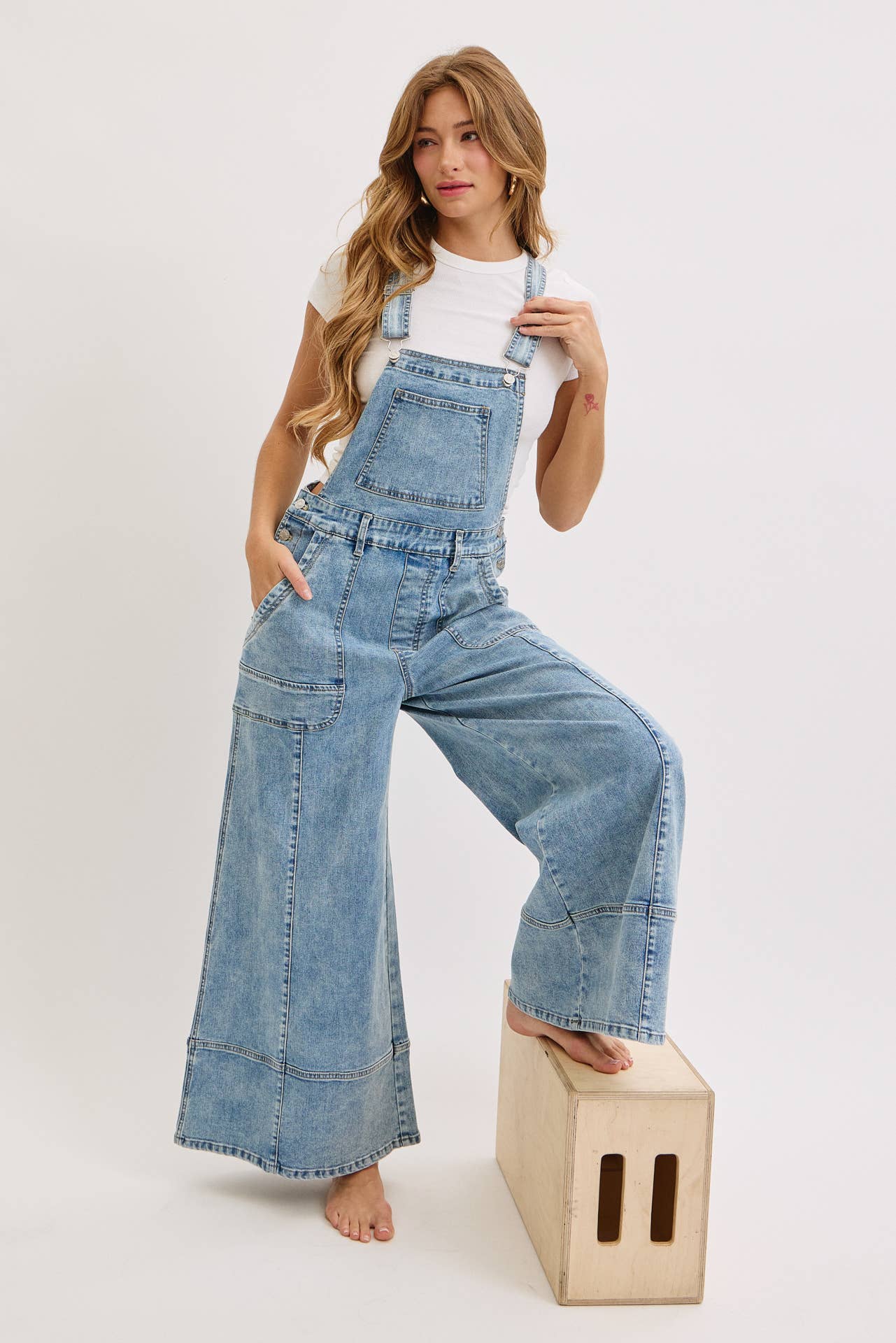 DENIMBLAUW DENIM OVERALL MET WIJDE PIJPEN voor groothandel op Faire19