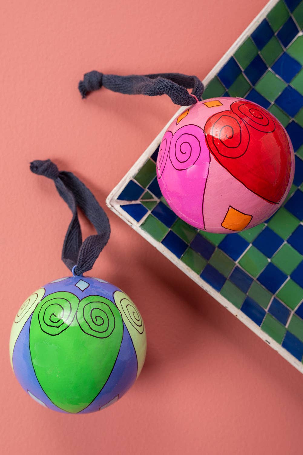 Ian Snow Ltd – wholesale Ornament – Pink & Yellow Hearts Bauble2