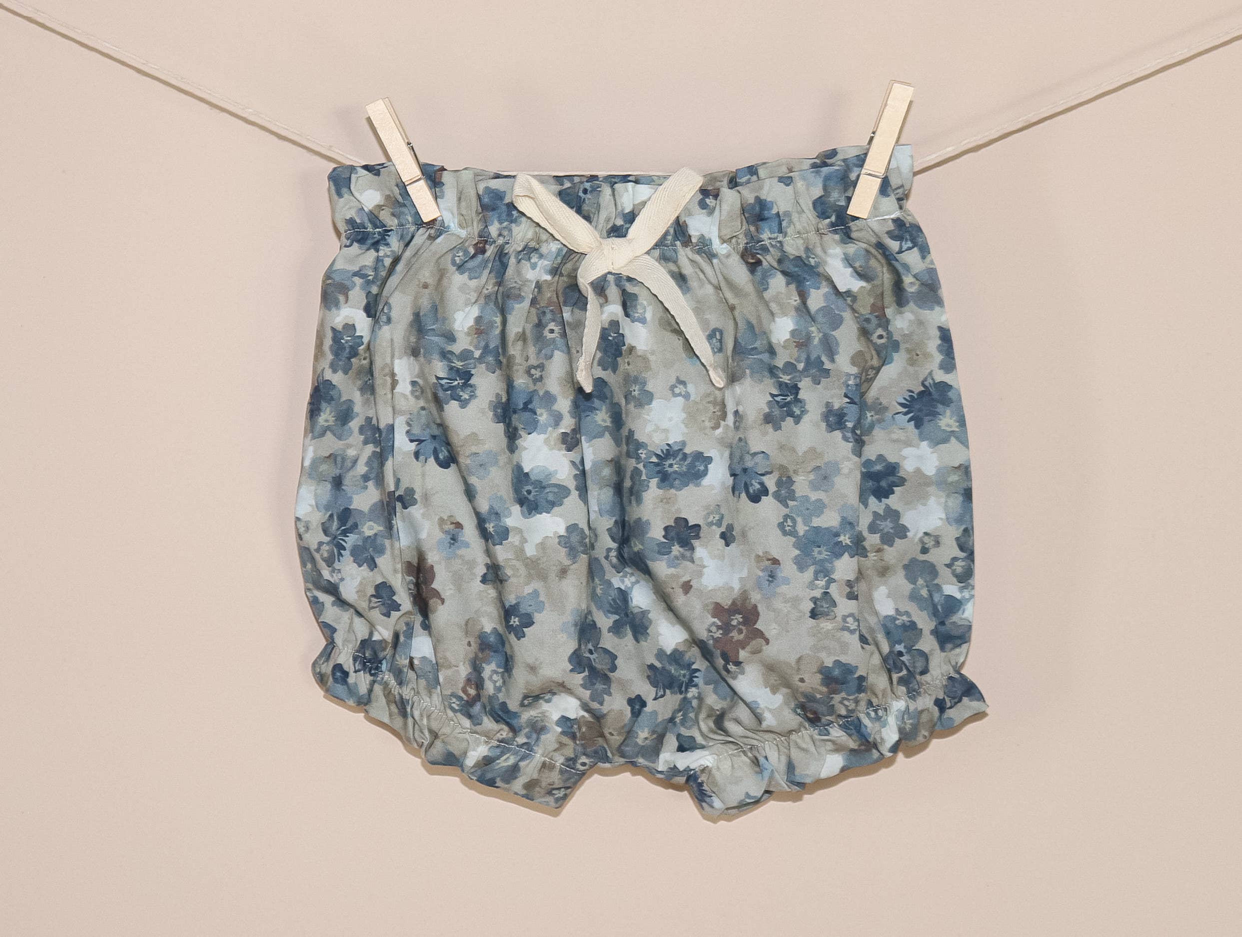 Almond Bud – Engroshandel Kjole - Børn – Forget-Me-Not blomsterkjole med puffærmer & BLOOMERS |6