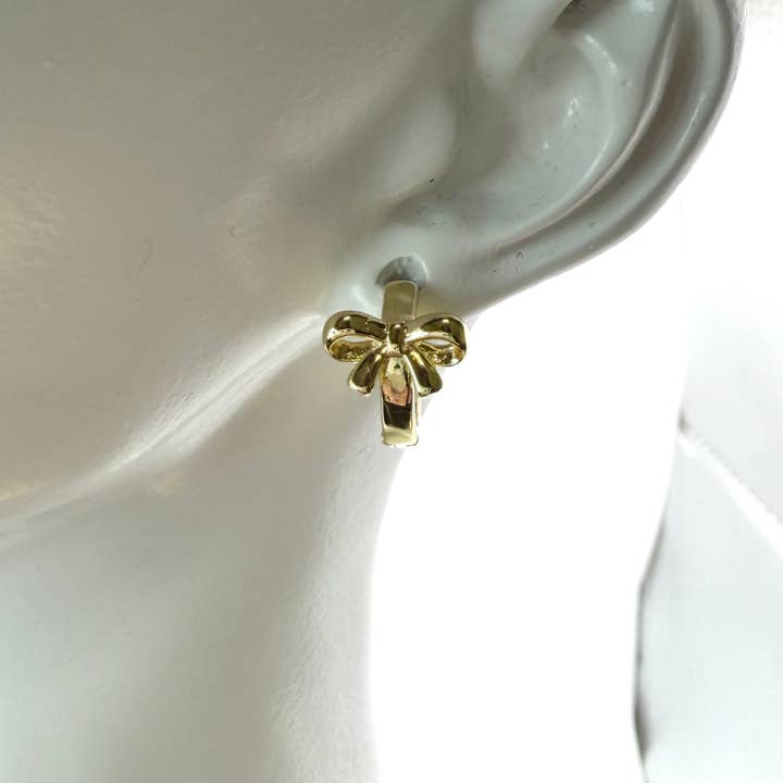 Mini sløjfe huggie-øreringe for engroshandel hos VB&CO Designs Handmade Jewelry