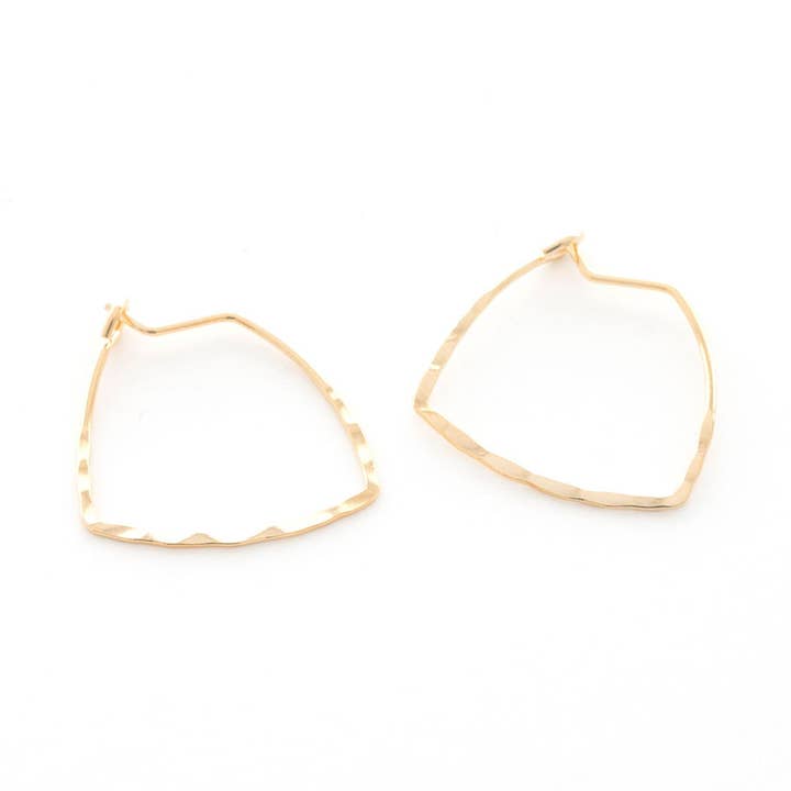 Aros tipo argolla pequeños y livianos de metal martillado E7081 para venta al por mayor de Heidi Hull Designs