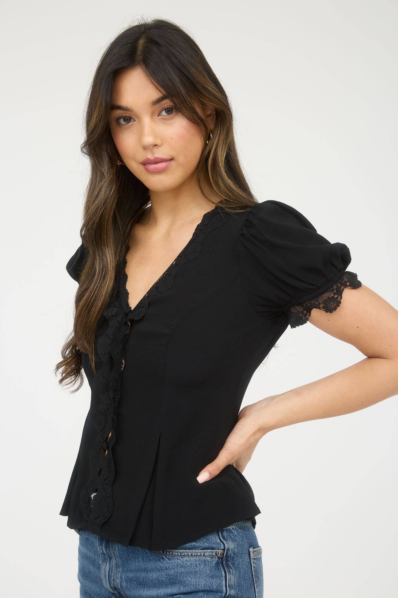 The Workshop Studio – Blusa - Mulher por atacado – BLOUSA DE MANGAS BUFANTES COM BOTÕES E RENDAS9