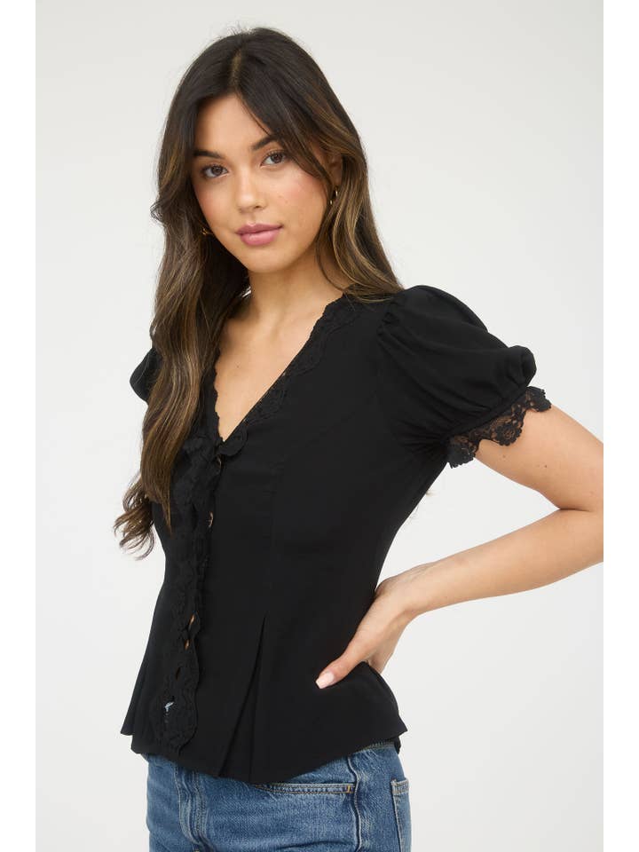 The Workshop Studio – Blusa - Mulher por atacado – BLOUSA DE MANGAS BUFANTES COM BOTÕES E RENDAS9