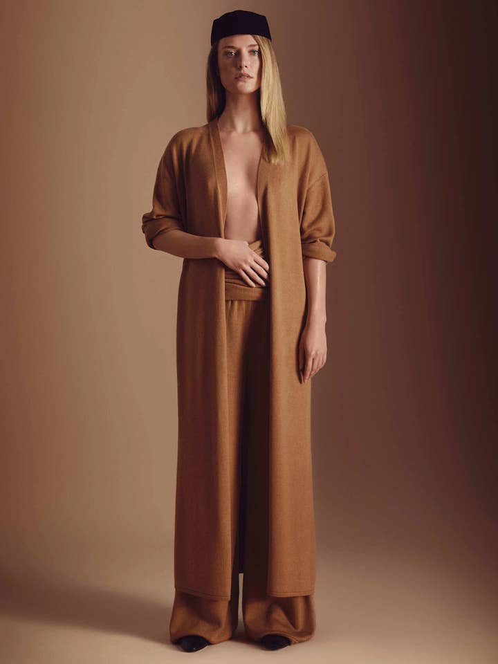 Cardigan long et ample avec fentes hautes sur les côtés pour la vente par Nenya Fashion Limited