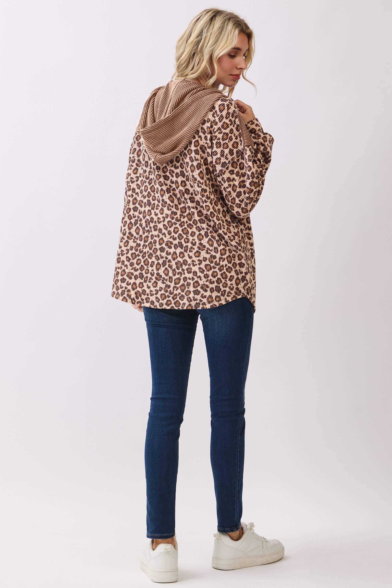 7th Ray – wholesale Hoodie - Dam – Leopardmönstrad huvtröja med knappar framtill och dragsko T611816