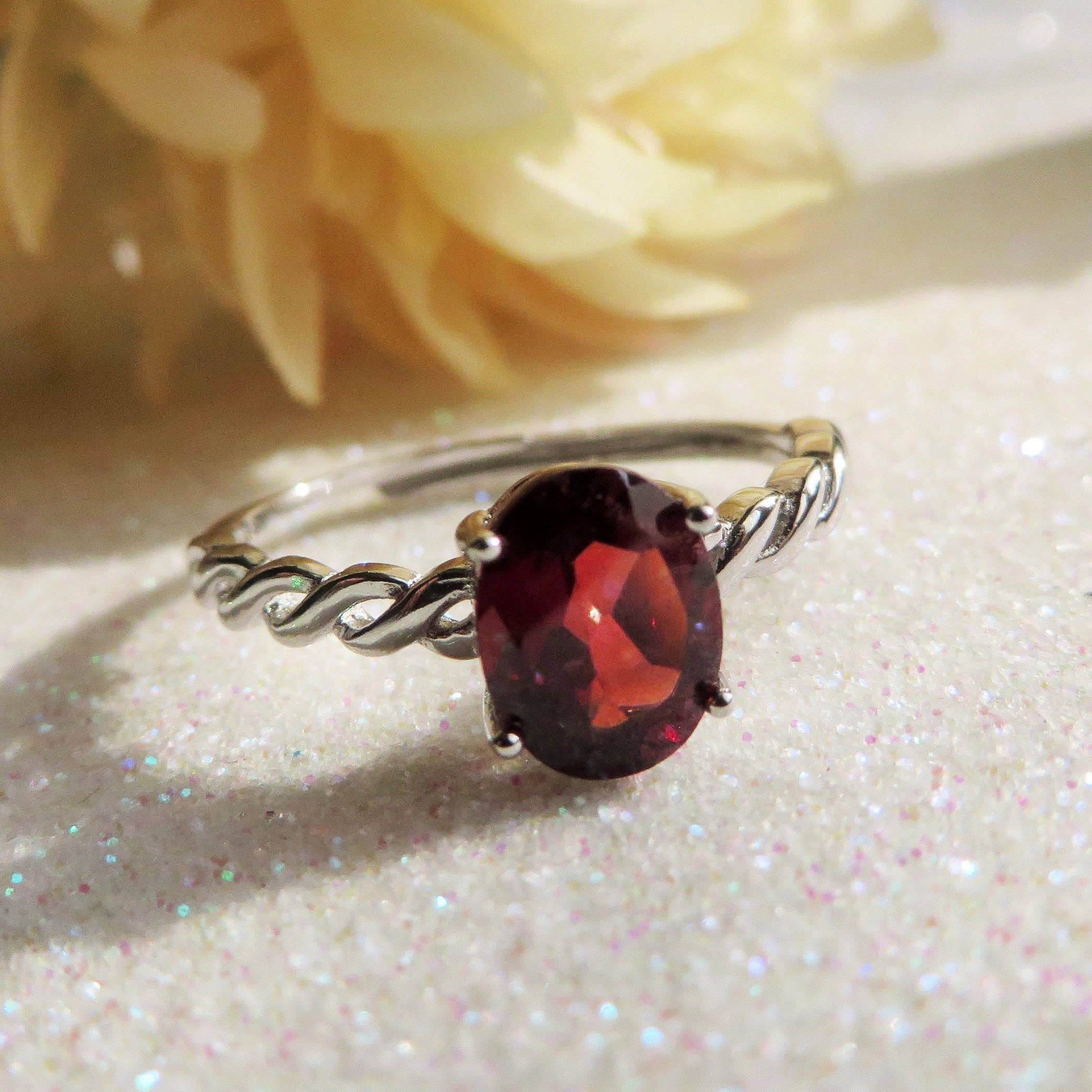 GRANATRÖD bas SILVER ARUNA justerbar ring med naturlig röd granat för wholesale på Faire1