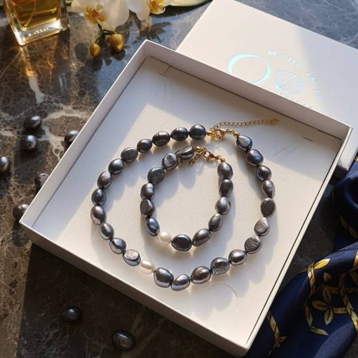 PERLES OMBRE - Coffret cadeau avec Collier et Bracelet en gris foncé et perle centrale blanche pour la vente par OE!