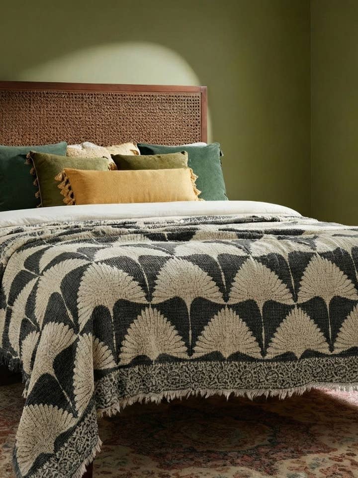 Couverture de lit en mousseline noire Crane pour la vente par TurkanHome