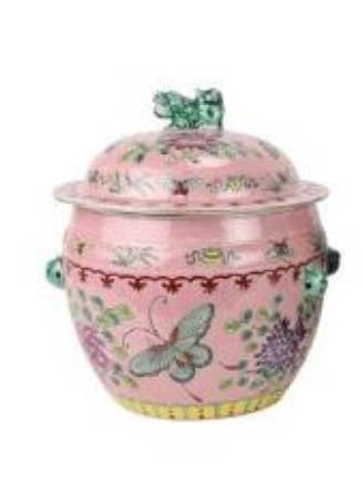 Cocotte, Chinoiserie, Rose, Papillons, Couvercle Foo Dog pour la vente par The French Bee & Co