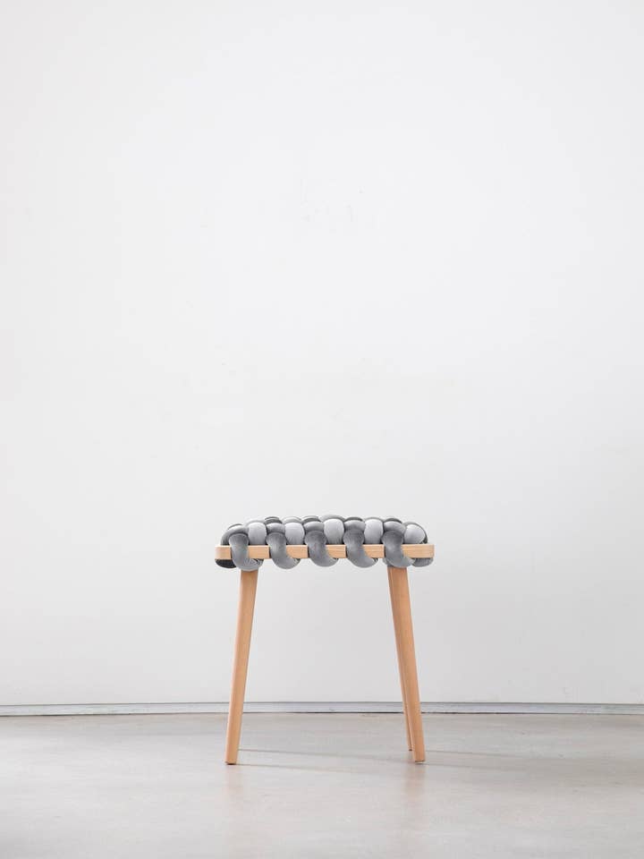 Sterling grå fløjl vævet skammel for engroshandel hos Knots Studio