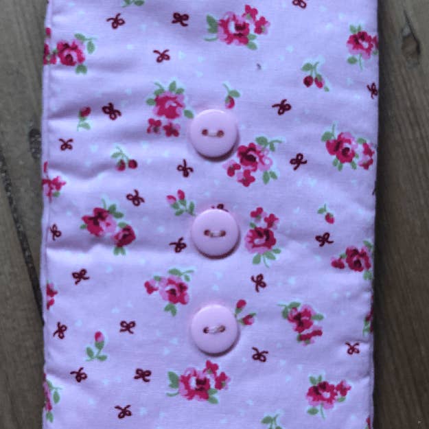 Pochette pour téléphone portable à imprimé fleurs vintage roses pour la vente par The Hare And The Moon