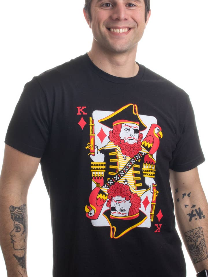 Piratkonge | Sjovt Cool Buccaneer Poker Spillekort Mænd Kvinder Krydstogt T-shirt for engroshandel hos Ann Arbor Tees