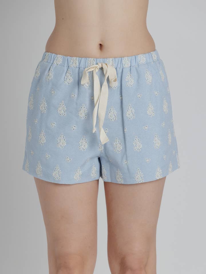 AB2380 - PANTALONCINI RICAMATI FLOREALI per la vendita all'ingrosso da parte di Aureum