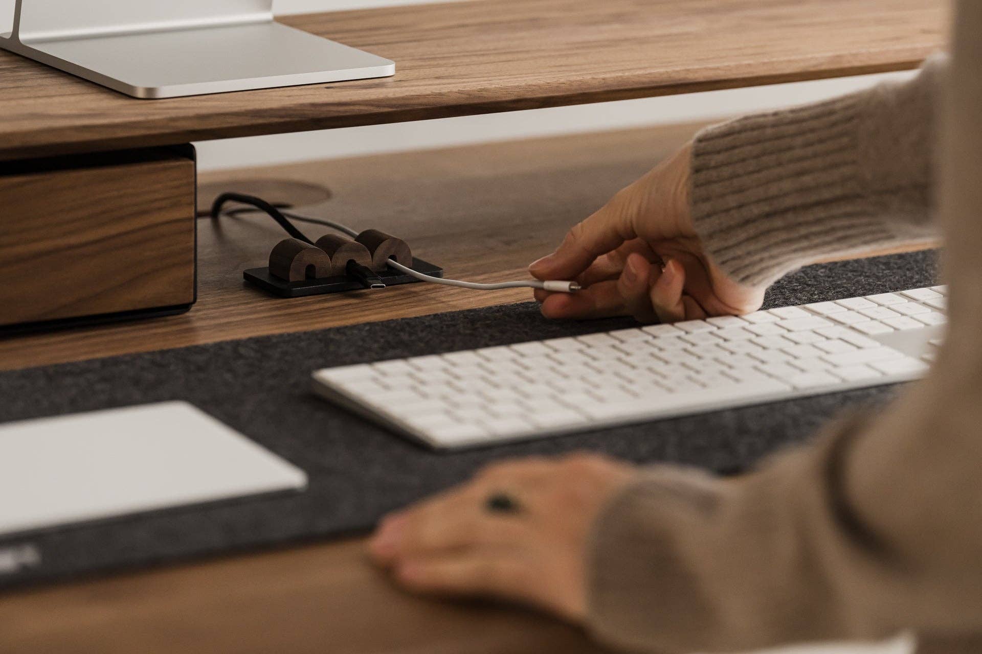 Oakywood - Wholesale Cord Holder - Magnetic Cable Organizer – Premium Wooden Cord Management3