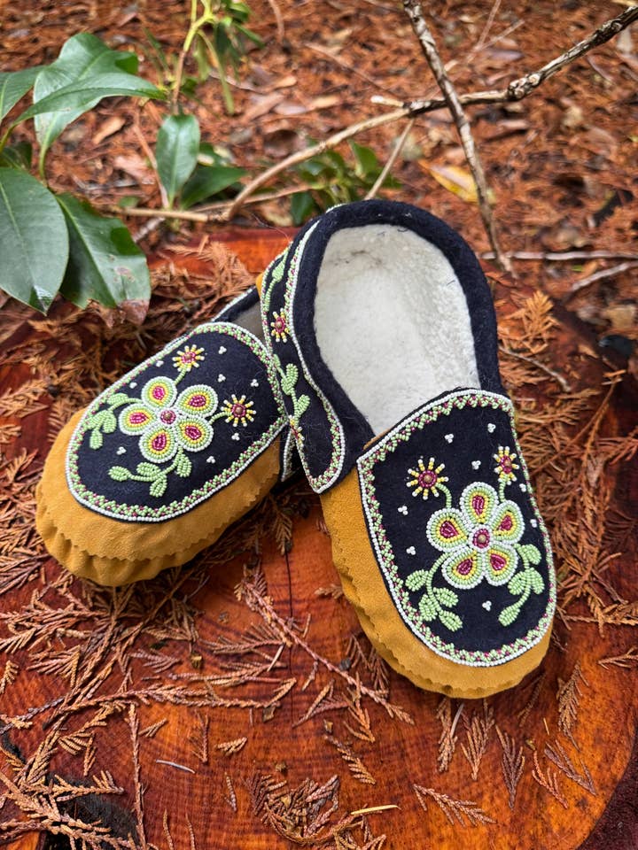OnlyViking - Wholesale Slippers - Unisex - Womens Beaded Moccasins Handmade Authentic Leather Green Indoor Wear