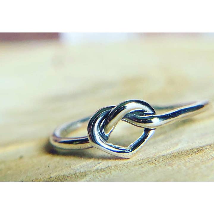 Verdrehter Herzring für den Großhandel von Nevermore Fine Jewelry