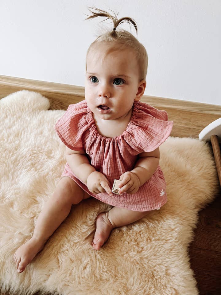 Haut d'été en mousseline à manches papillon pour bébé et tout-petit pour la vente par Petiteaude