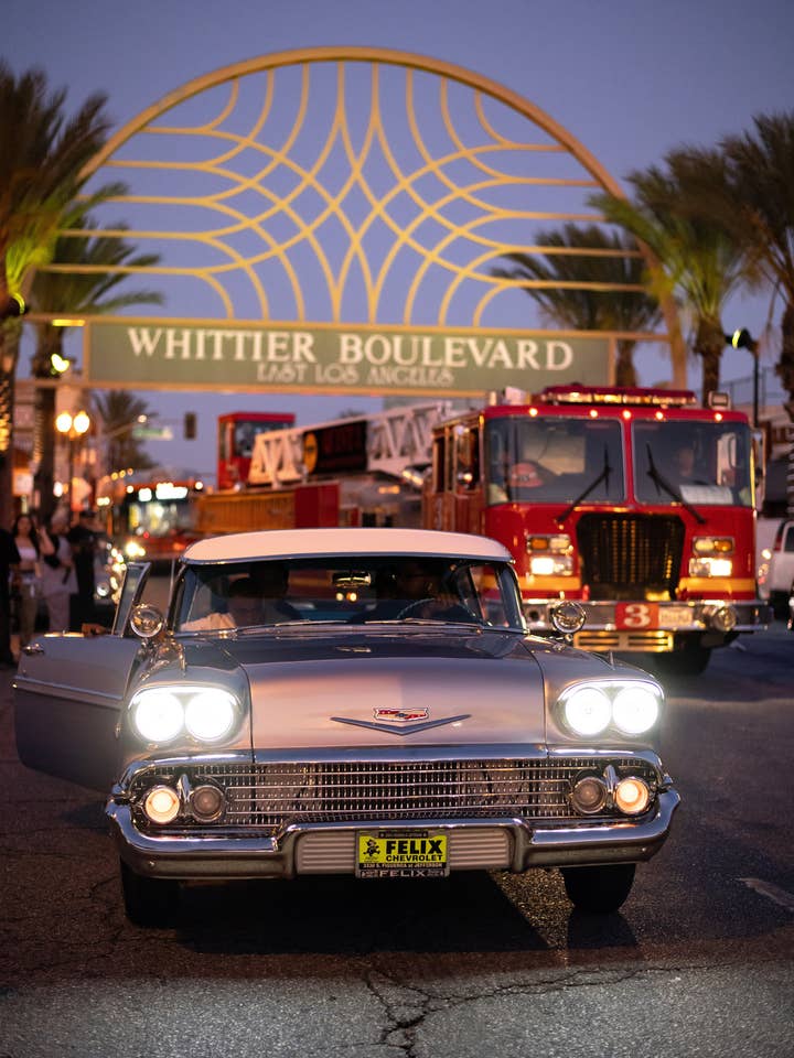 Classic Car Poster - Söndagar är avsedda för kryssning Whittier Boulevard för wholesale av Posters & Puzzles