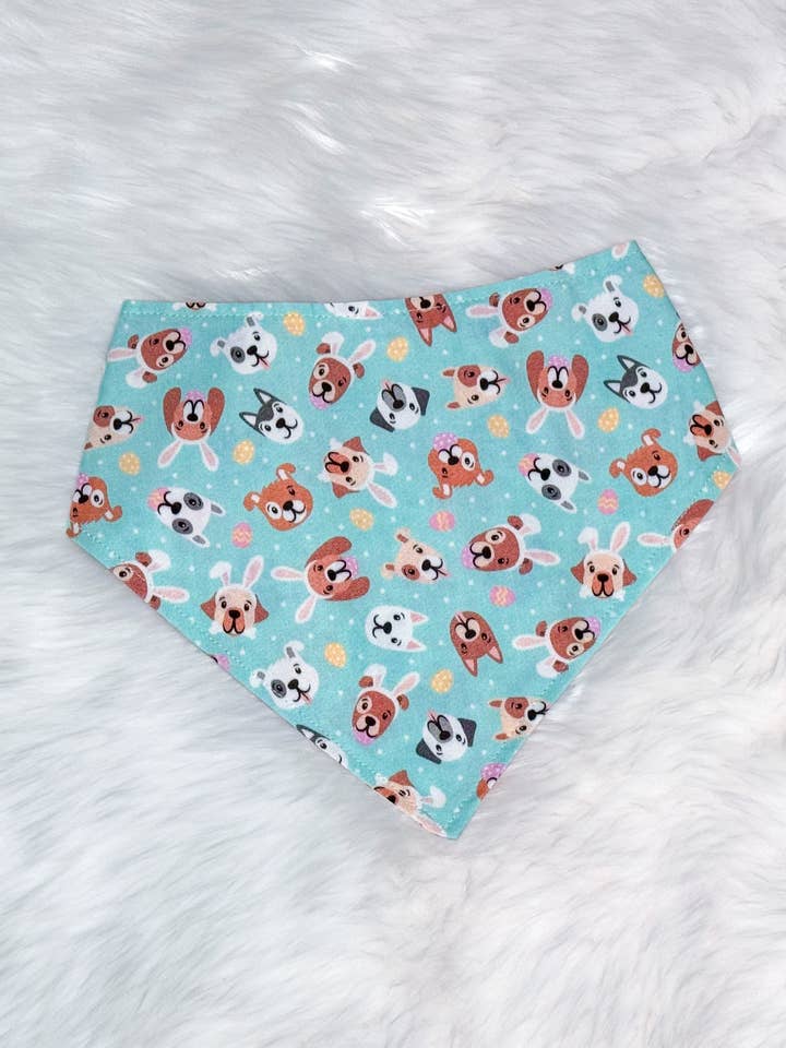 Bandana élastique réversible pour chien – Chiots, lapins et pattes pour la vente par Blonde Sausage Co.