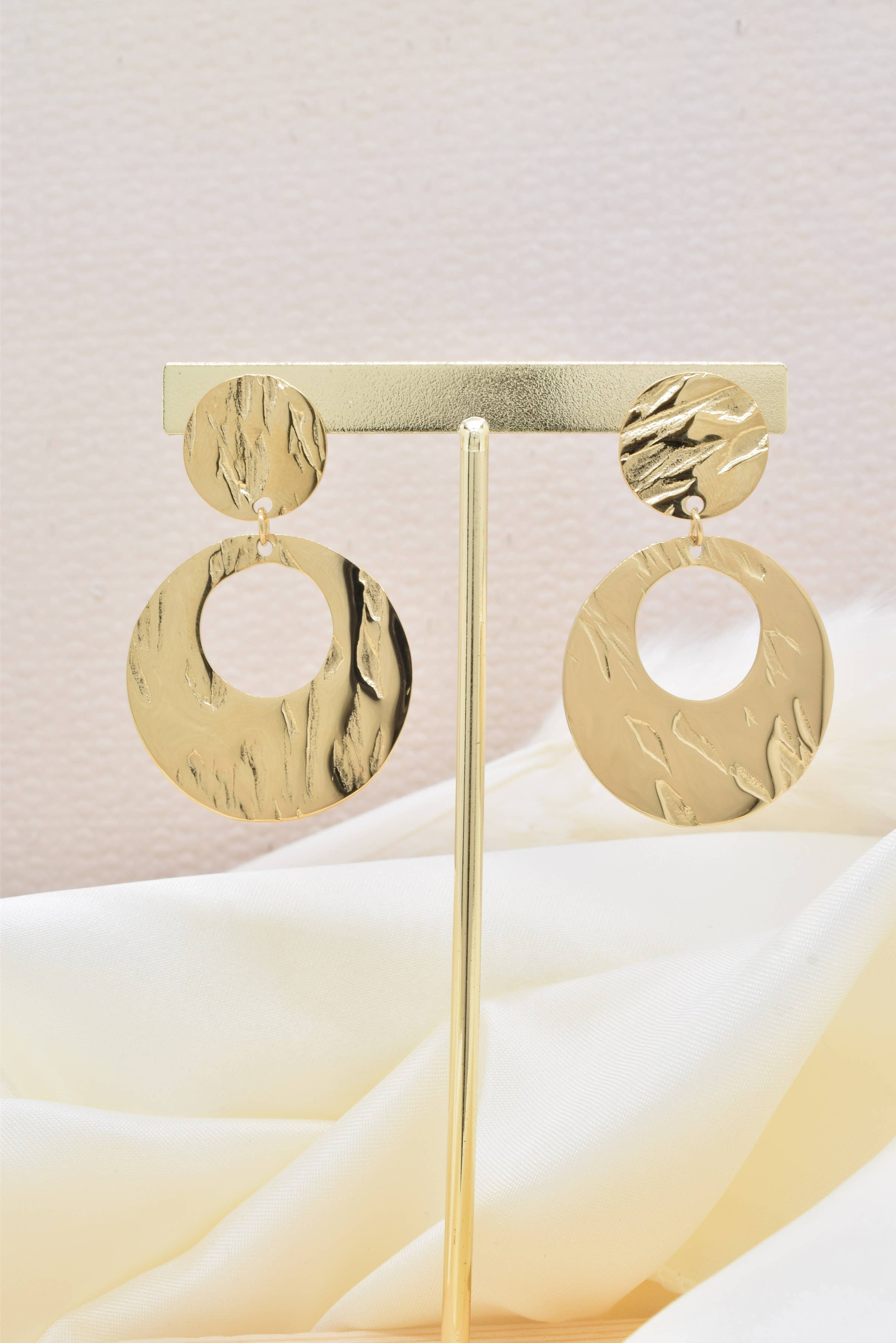 Kapyco – Engroshandel Hængeøreringe og creoløreringe – Øreringe med hamret effekt i guld eller rustfrit stål4