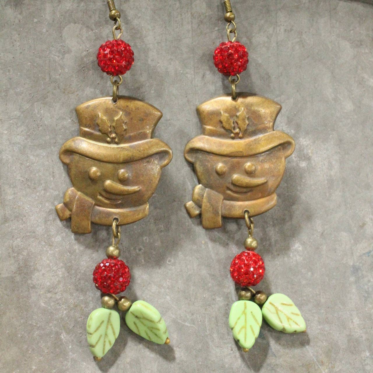 The Primitive Peddler, Inc. - Vente Boucles d'oreilles pendantes - Boucles d'oreilles pendantes Bonhomme de neige Houx Berry4