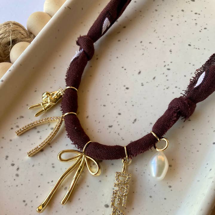 Larra Mirk Design – wholesale Hänge-/berlockhalsband – Bandana Charm Halsband | 5 Berlocker | Guldpläterad