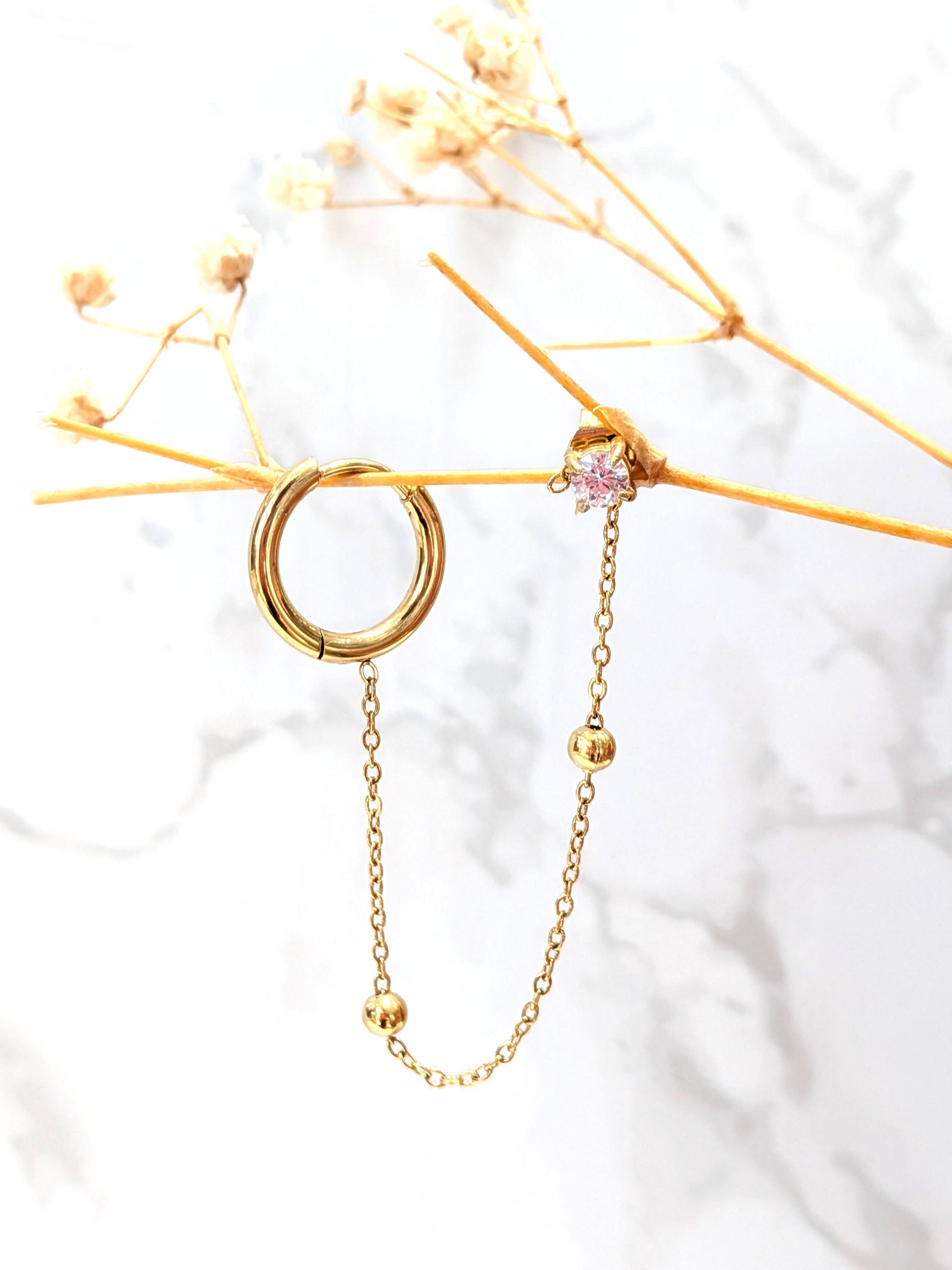 dourada Ear cuff corrente com 2 furos Samia em aço inoxidável para venda a revendedores na Faire0